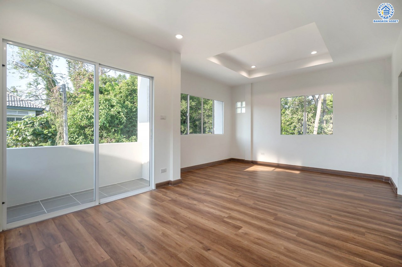 บ้านมือสองตกแต่งใหม่ ดีไซน์สวย โครงการ ชวนชื่นโมดัส จรัญฯ-ปิ่นเกล้า หลังมุม เนื้อที่ 54.7 ตร.ว. ฟังก์ชัน 3 ห้องนอน 2 ห้องน้ำ 1 ห้องอเนกประสงค์ จอดรถได้ 2 คัน รองรับทุกกิจกรรม บนทำเลเชื่อมต่อหลายเส้นทาง ใกล้จุดขึ้นทางด่วน "ประจิมรัถยา" และรถไฟฟ้าสายสีแดง "สถานีบางบำหรุ"